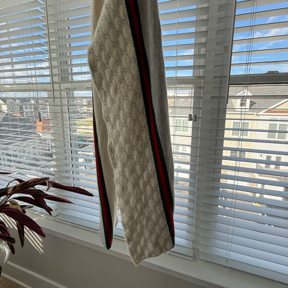 Gucci Wool Scarf - Authentic Luxury Note: Hat shown in photos is not included. - Picture 5 of 14